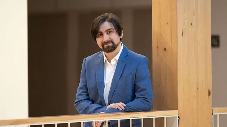 Augusto Vargas Gonz&aacute;lez, en el edificio de la Facultad de Ciencias de la Salud de la UPNA. UNIVERSIDAD P&Uacute;BLICA DE NAVARRA