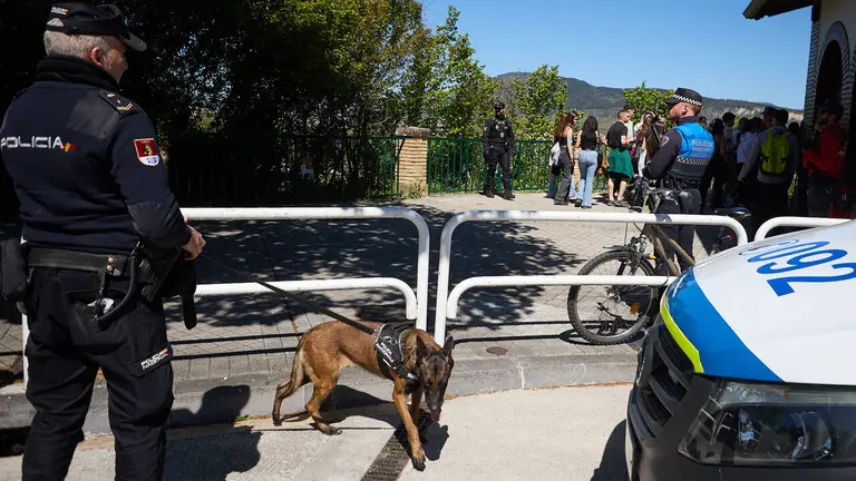 Almuerzo, botell&oacute;n y fiesta previa a la Carpa Universitaria de Primavera de los estudiantes de la Universidad P&uacute;blica de Navarra en el parque de la Medialuna de Pamplona. I&Ntilde;IGO ALZUGARAY