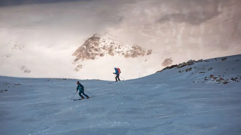 Varios esquiadores en los Pirineos. CEDIDA
