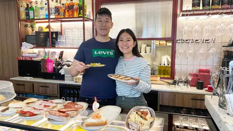 &Aacute;ngel Zhou y Zaira Ye en la vermuter&iacute;a Gildamut de Pamplona. Navarra.com