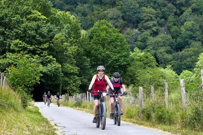 Paseos en bici en la V&iacute;a Verde del Bidasoa. JAVIER CAMPOS / TURISMO DE NAVARRA