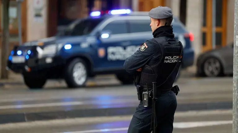 Agentes de la Polic&iacute;a Nacional en el entorno del Palacio de Justicia de Navarra. EFE / VILLAR L&Oacute;PEZ