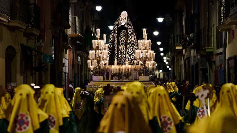 Retorno de la V&iacute;rgen Dolorosa a la iglesia de San Lorenzo durante la Semana Santa de 2026. PABLO LASAOSA