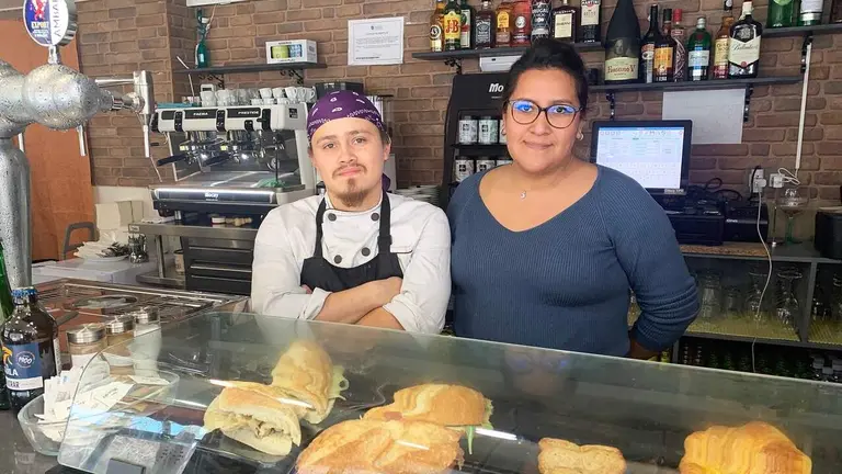 Daniel y Alejandra en la barra del bar La Colmena en la calle Abejeras 20 de Pamplona. Navarra.com