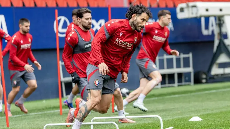 Rub&eacute;n Garc&iacute;a, en primer plano, en un entrenamiento en El Sadar. CA Osasuna.