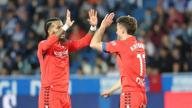 Valent&iacute;n Rosier choca sus manos con Kike Barja. CA Osasuna.