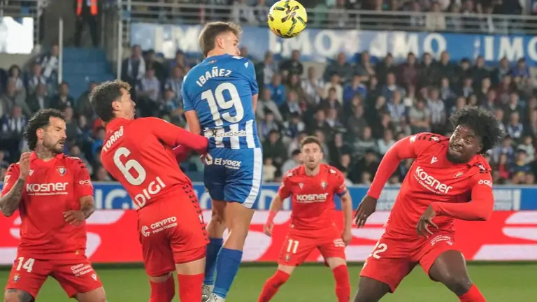 El centrocampista del Osasuna Lucas Torr&oacute; (2i) disputa un bal&oacute;n con el centrocampista del Alav&eacute;s Pablo Ib&aacute;&ntilde;ez (c) durante el encuentro correspondiente a la jornada 30 de la Liga EA Sports que disputan este domingo Alav&eacute;s y Osasuna en el estadio de Mendizorroza, en Vitoria. EFE / L. Rico.