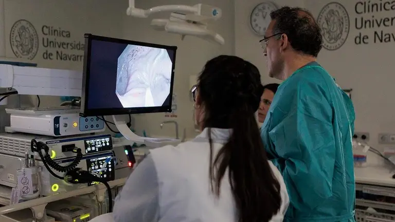 La Unidad de Endoscopia Digestiva de la Cl&iacute;nica Universidad de Navarra durante la realizaci&oacute;n de una colonoscopia.