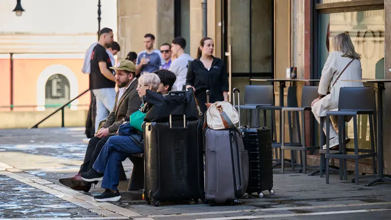 Turistas por Pamplona durante Semana Santa 2026. PABLO LASAOSA