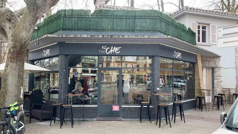 El bar El Ch&eacute; est&aacute; en el Paseo de la Inmaculada 1 en Estella.