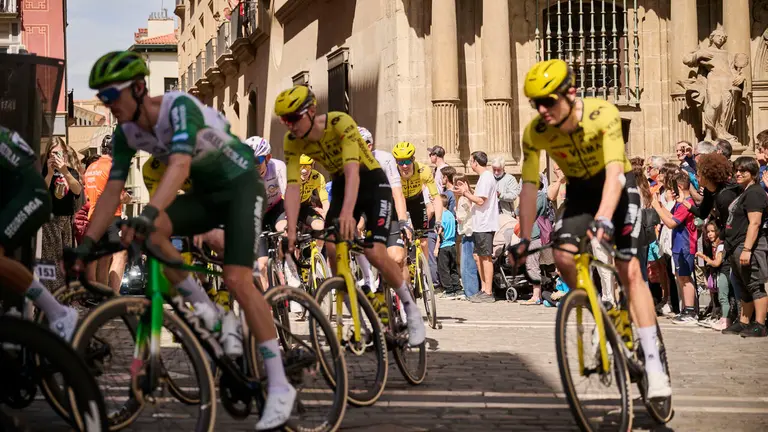 La Itzulia 2026 a su paso por el Ayuntamiento de Pamplona. PABLO LASAOSA