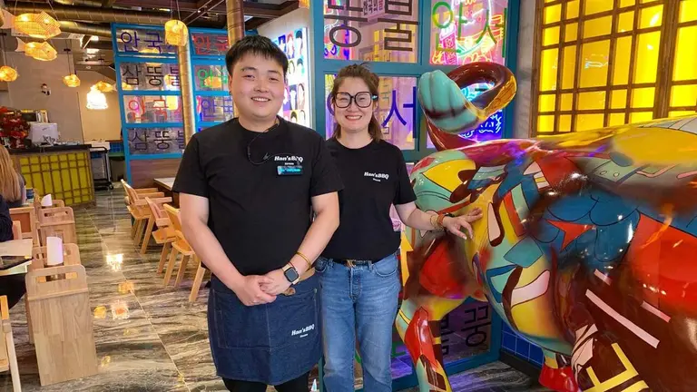 Carlos y su t&iacute;a Hans en el nuevo restaurante de barbacoa coreana en Pamplona. Navarra.com