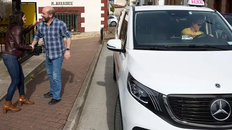 La directora general Berta Miranda saluda al alcalde del Valle, Santos Etxegia.