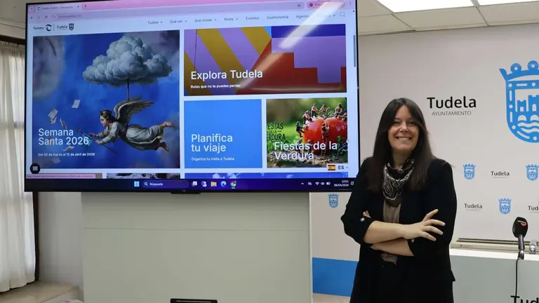 Irune Garc&iacute;a, concejala de Tudela, presenta la nueva web de Turismo. AYUNTAMIENTO DE TUDELA