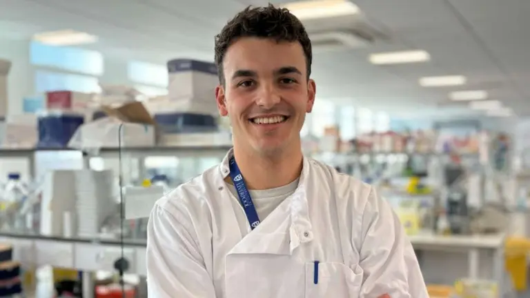 Mikel Mateo Garralda en el laboratorio del Institute of Systems, Molecular and Integrative Biology de la Universidad de Liverpool. UNIVERSIDAD DE NAVARRA