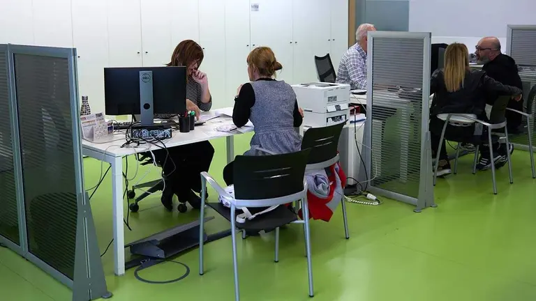 Oficina de Hacienda durante una la Campa&ntilde;a de la Declaraci&oacute;n de la Renta en Navarra. I&Ntilde;IGO ALZUGARAY