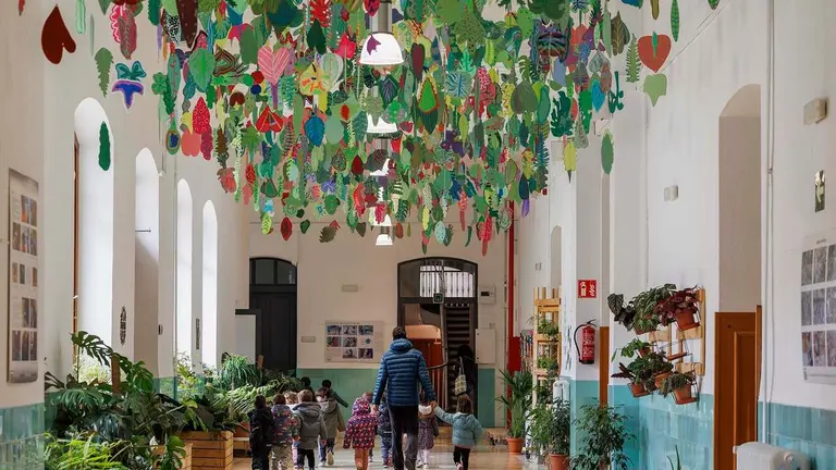 La instalaci&oacute;n art&iacute;stica 'Plantar el techo - Sabaia landatu', creada por la artista Virginia Santos, ha transformado el entorno del CEIP San Francisco en un espacio de arte contempor&aacute;neo mediante un proceso participativo en el que ha tomado parte toda la comunidad educativa. La obra se enmarca en el proyecto Sanfran Berdea, una iniciativa de LABEA - Laboratorio de arte, ciencia y naturaleza, desarrollada en colaboraci&oacute;n con el centro escolar y con el apoyo de la Fundaci&oacute;n Daniel & Nina Carasso, la Direcci&oacute;n General de Derechos Culturales del Ministerio de Cultura, a trav&eacute;s del Gobierno de Navarra, y el Ayuntamiento de Pamplona. EFE/Villar L&oacute;pez