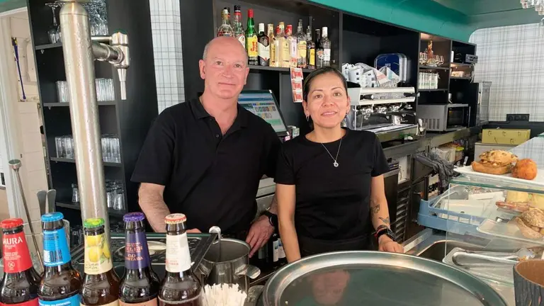 Jes&uacute;s Izquierdo junto a una de sus empleadas en el bar Bel-Din de Pamplona. Navarra.com