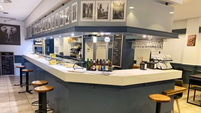 La barra del bar Mil&aacute;n en la calle Tafalla 6 de Pamplona. Navarra.com