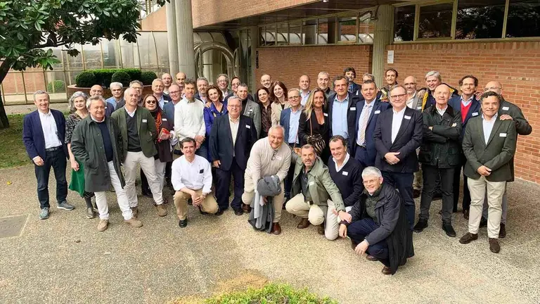Un grupo de ex alumnos de arquitectura de la UNAV reunidos en Pamplona. Navarra.com