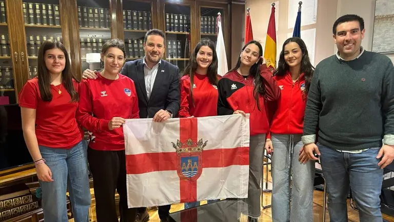 El alcalde de Tudela, Alejandro Toquero, recibe al equipo Balonmano Bardenas. CEDIDA