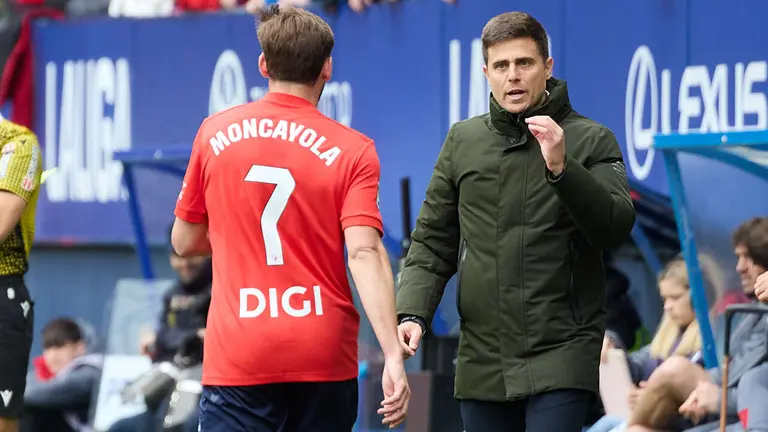 Alessio Lisci (entrenador CA Osasuna) y Jon Moncayola (7. CA Osasuna) durante el partido de La Liga EA Sports entre CA Osasuna y Real Betis disputado en el estadio de El Sadar en Pamplona. I&Ntilde;IGO ALZUGARAY