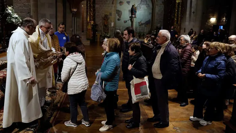 El &Aacute;ngel de Aralar llega este lunes a Pamplona, desde el parque de la Taconera se ha trasladado a la parroquia de San Nicol&aacute;s donde un gran numero de fieles se han acercado a besar la efigie del &Aacute;ngel de Aralar (San Miguel), una tradici&oacute;n profundamente arraigada en Navarra, vinculada a la devoci&oacute;n religiosa y la b&uacute;squeda de protecci&oacute;n. Los fieles besan la imagen, que porta una reliquia del Lignum Crucis. (trozo de la cruz de Cristo), EFE/ Jes&uacute;s Diges