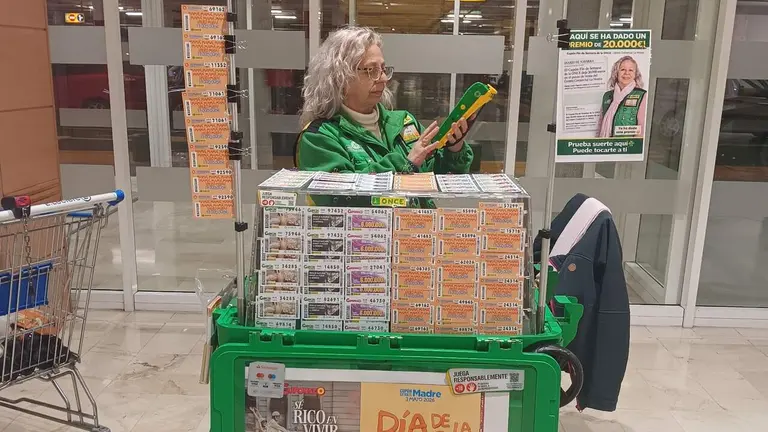 Mar&iacute;a Luc&iacute;a V&iacute;gara L&oacute;pez en su puesto de la ONCE en La Morea. CEDIDA