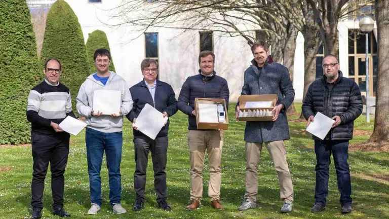 De izq. a dcha.: Jos&eacute; Javier Astrain (UPNA), Rub&eacute;n Bazt&aacute;n (Seguridad Sistemas Navarra), Jiri Bezdicek (Levenger), Carlos Suescun (Suescun Construcciones), Ignacio Sainz de los Terreros (SERTECNA) y Eduardo Arana (GEEA Ge&oacute;logos), con los materiales desarrollados.