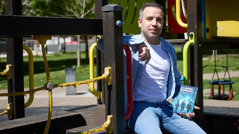 Paco S&aacute;nchez Aguilar, polic&iacute;a local que ha creado un videojuego para formar a los padres sobre los peligros de internet. I&Ntilde;IGO ALZUGARAY