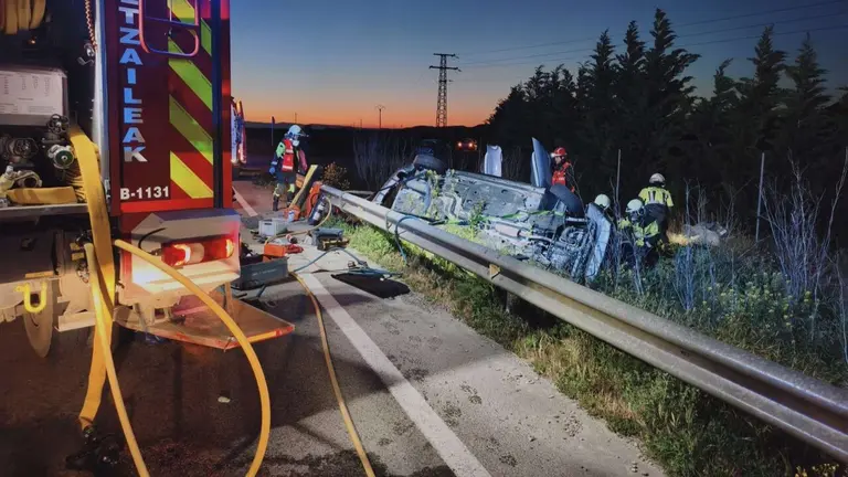 Los bomberos trabajando en uno de los veh&iacute;culos siniestrados. BOMBEROS DE NAVARRA