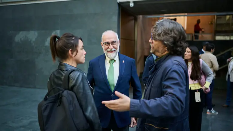Fernando Dom&iacute;nguez, consejero de Salud, junto a Bego&ntilde;a Alfaro, consejera de Vivienda, y Daniel L&oacute;pez, de Contigo Navarra, durante el Pleno del Parlamento de Navarra. PABLO LASAOSA