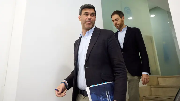 El presidente del PPN, Javier Garc&iacute;a, y el secretario general, Sergio Sayas, presentan la proposici&oacute;n de ley con el nuevo modelo que el PP plantea para la renta garantizada en Navarra. I&Ntilde;IGO ALZUGARAY