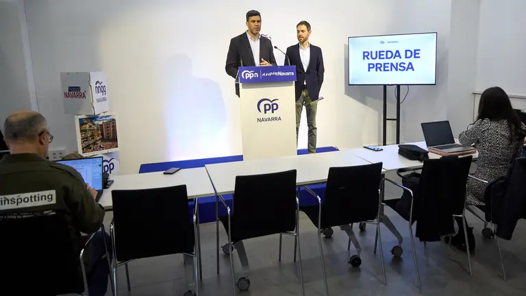 El presidente del PPN, Javier Garc&iacute;a, y el secretario general, Sergio Sayas, presentan la proposici&oacute;n de ley con el nuevo modelo que el PP plantea para la renta garantizada en Navarra. I&Ntilde;IGO ALZUGARAY