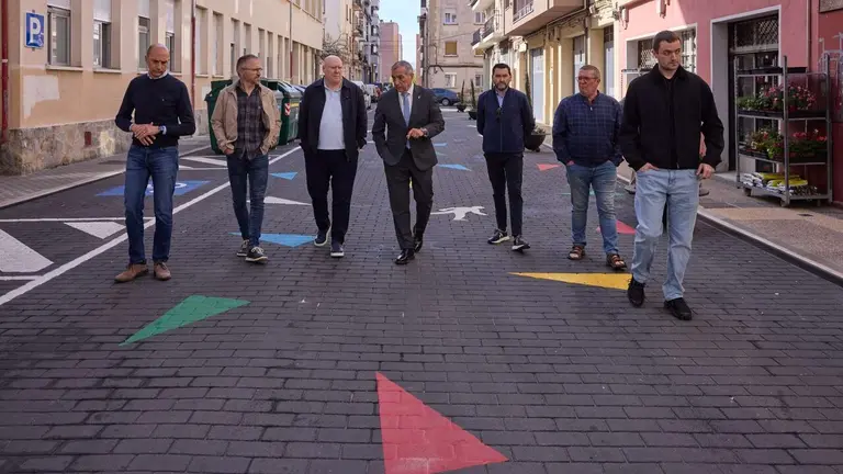 El consejero Chivite, junto con el resto de participantes en la visita a las obras de pavimentaci&oacute;n de la calle Larrainak de Huarte. GOBIERNO DE NAVARRA