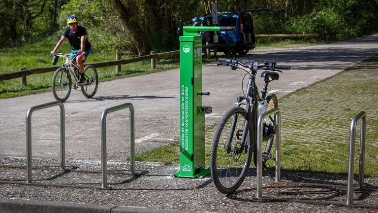 Una de las nuevas estaciones de reparaci&oacute;n de bicicletas de la Mancomunidad de la Comarca de Pamplona. CEDIDA