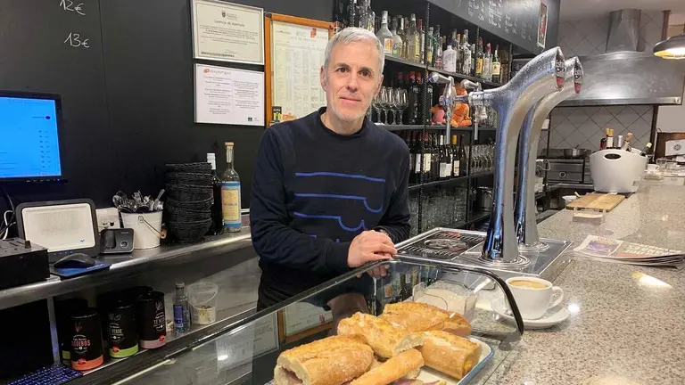 Luis Regueiro en la barra del bar Oreja en el casco viejo de Pamplona. Navarra.com