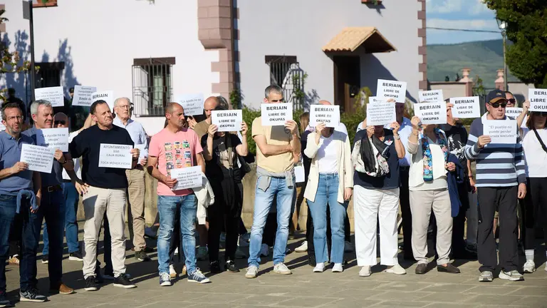 Concentraci&oacute;n vecinal en Beriain para denunciar la p&eacute;rdida de un recurso social esencial y reclamar soluciones ante la ocupaci&oacute;n de dos inmuebles del municipio. I&Ntilde;IGO ALZUGARAY