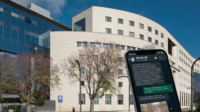 Mensajes de Whastapp en un tel&eacute;fono sobre la imagen del edificio de la Audiencia de Navarra.