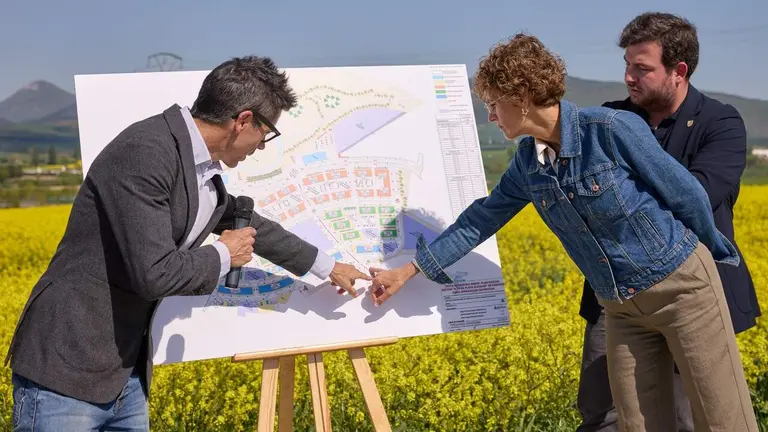 De izquierda a derecha: el arquitecto de la Junta de Compensaci&oacute;n del proyecto, Germ&aacute;n Vel&aacute;zquez; la Presidenta Chivite; y el alcalde de Orkoien, Alejandro L&oacute;pez. GOBIERNO DE NAVARRA