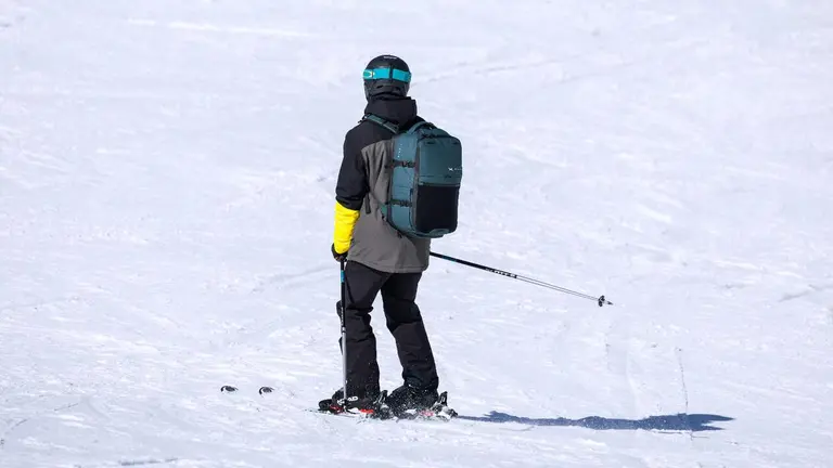 Imagen de archivo de un esquiador con la mochila Horizon de Picsil. PICSIL