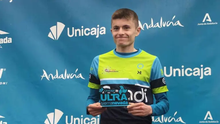 Alejandro Crespo con su trofeo de la Ultra de Sierra Nevada. CEDIDA