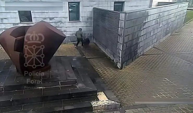 Detenido el hombre que dej&oacute; una maleta sospechosa en las inmediaciones del Palacio de Justicia el 1 de abril. POLIC&Iacute;A FORAL