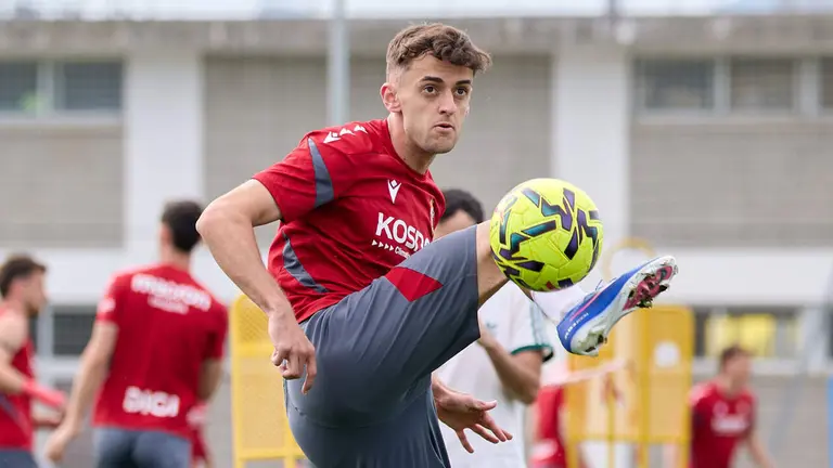 El centrocampista rojillo Aimar Oroz en un entrenamiento en Tajonar. CA Osasuna.