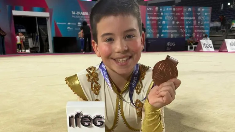 El joven &Aacute;lex Alfaro, con su medalla en Oviedo. CEDIDA
