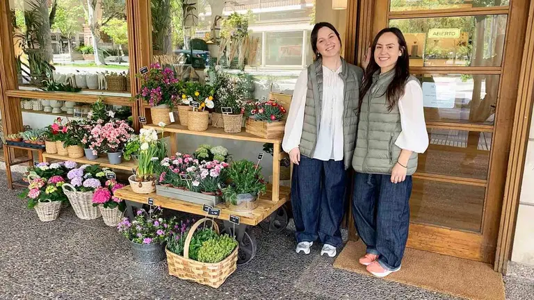 Irene y Julia Arellano en la florister&iacute;a El jard&iacute;n de Pamplona. Navarra.com