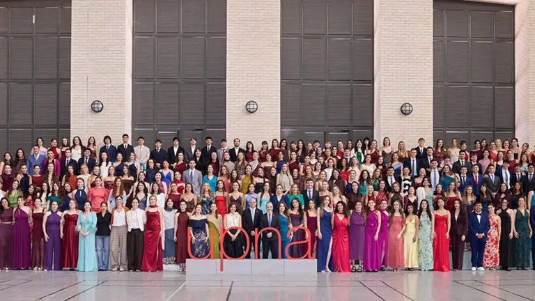 Alumnado de todas las tres promociones, en una foto conjunta, junto al profesorado y al padrino de la promoci&oacute;n. UNIVERSIDAD P&Uacute;BLICA DE NAVARRA