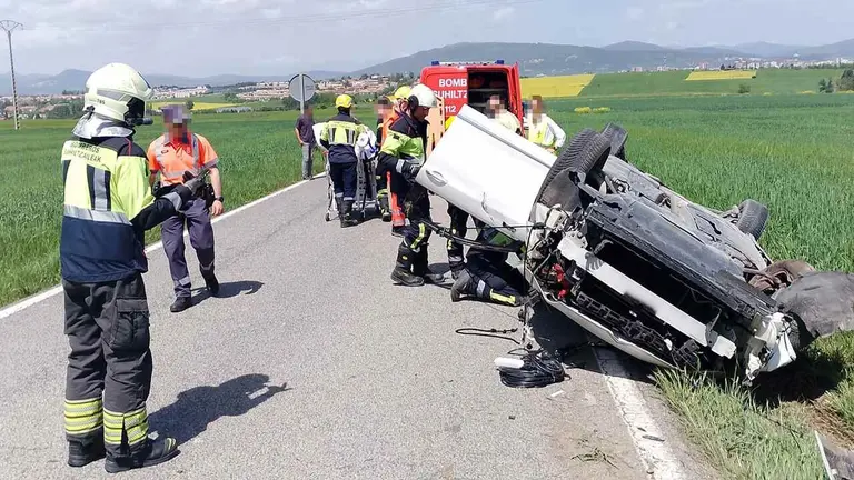 Los servicios de emergencias trabajan en el lugar del accidente en Esparza de Galar. BOMBEROS DE NAVARRA