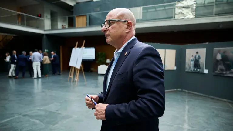 Carlos Gimeno, consejero de Educaci&oacute;n, durante el Pleno del Parlamento de Navarra. PABLO LASAOSA