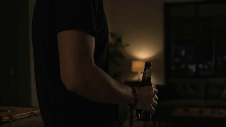 Imagen generada con Inteligencia Artificial de un hombre con una cerveza en la mano. CHAT GPT